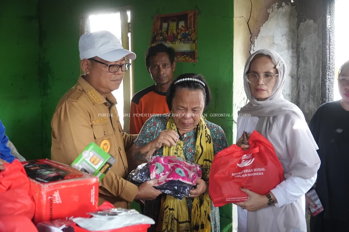 Respons Cepat, Bupati Thariq Modanggu Serahkan Bantuan Langsung untuk Korban Kebakaran di Desa Bohusami