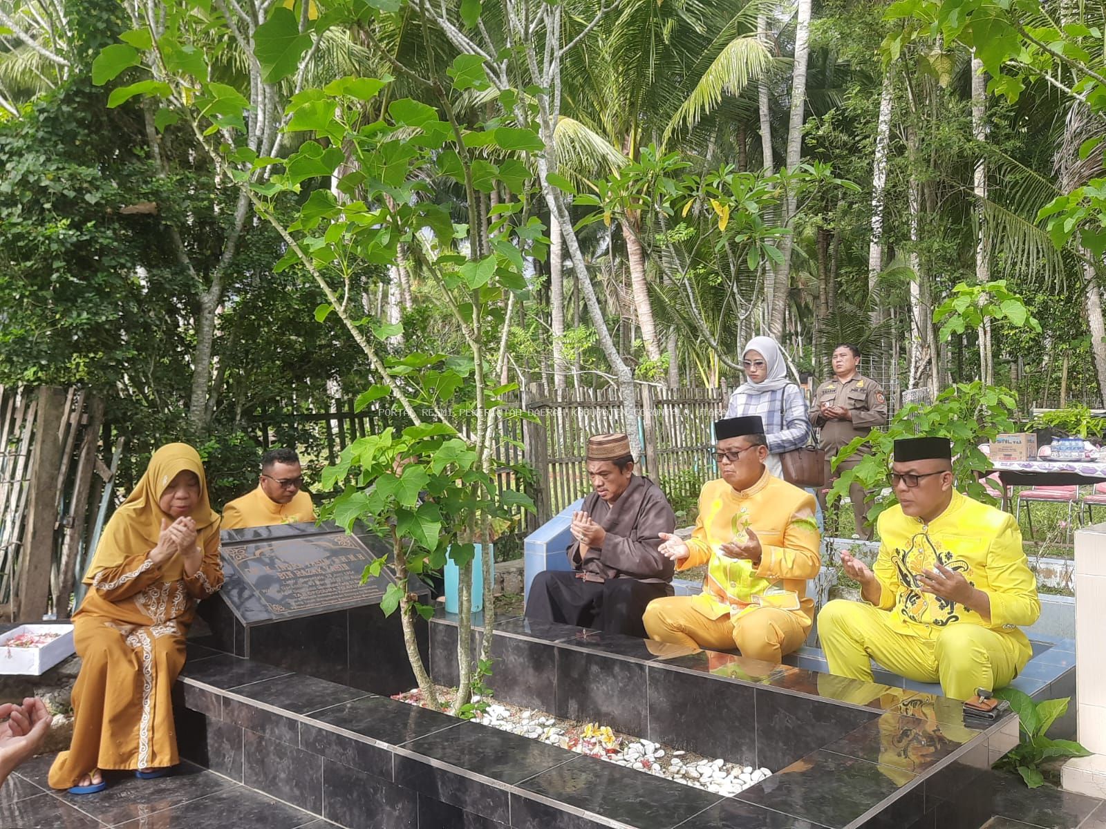 Peringati HUT ke-19, Bupati dan Wabup Gorontalo Utara Ziarahi Makam Tokoh Pejuang Pembentukan Kabupaten