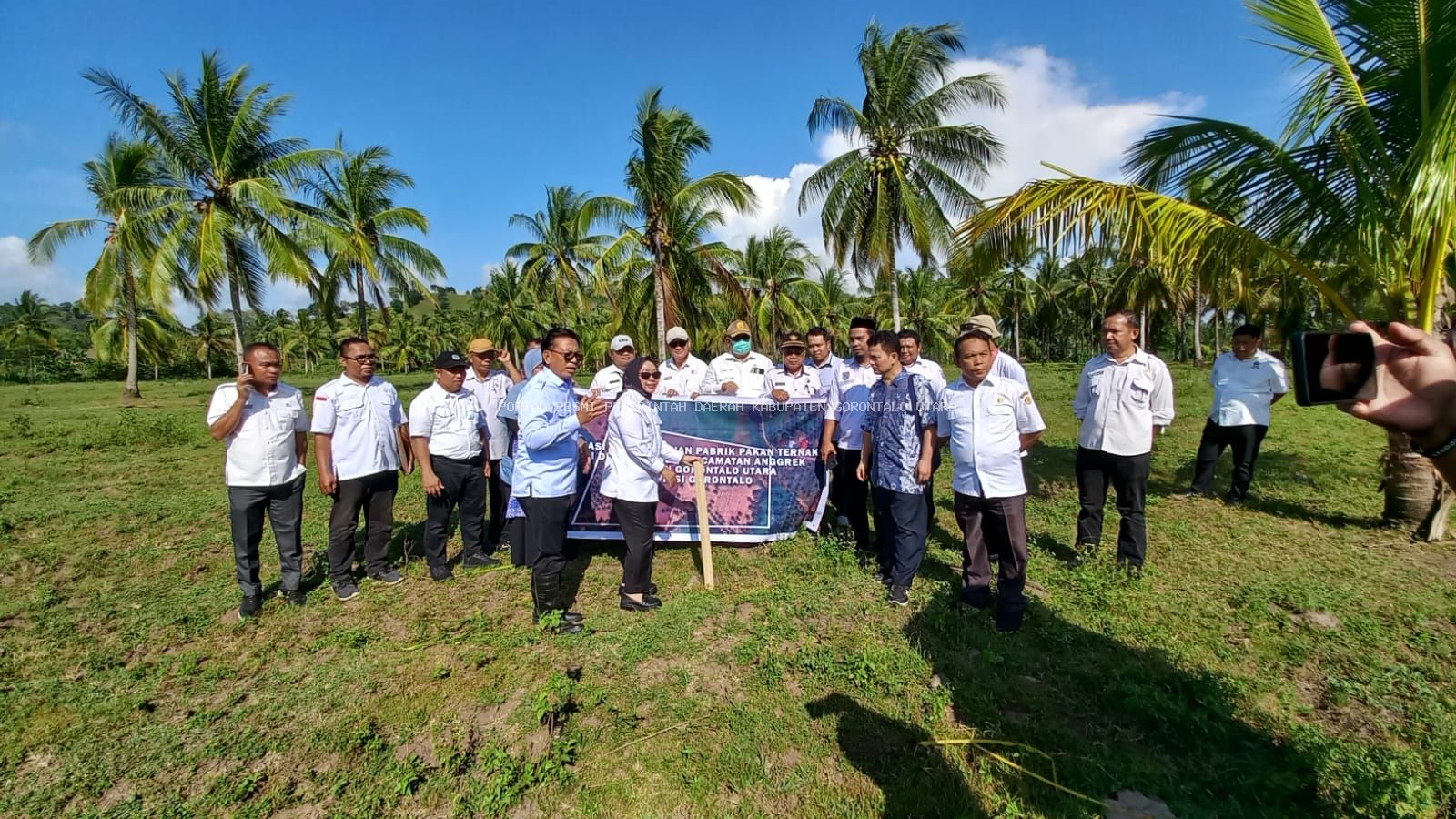 Perkuat Hilirisasi Industri Ayam Terintegrasi, Wabup Nurjanah Yusuf Bersama Kementan RI Patok Lahan Pabrik Pakan di Tolongio